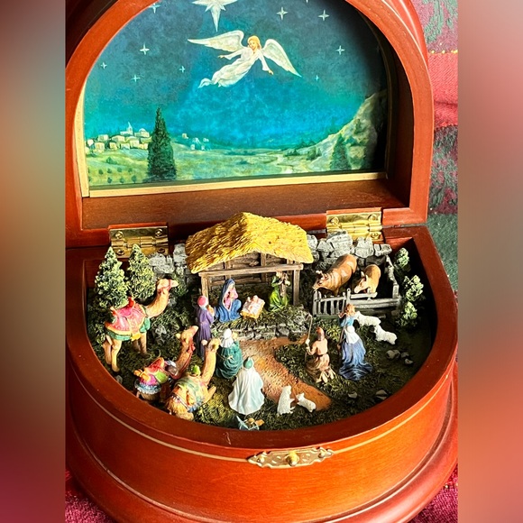 The Nativity Music Box - Danbury Mint Production - Picture 2 of 10
